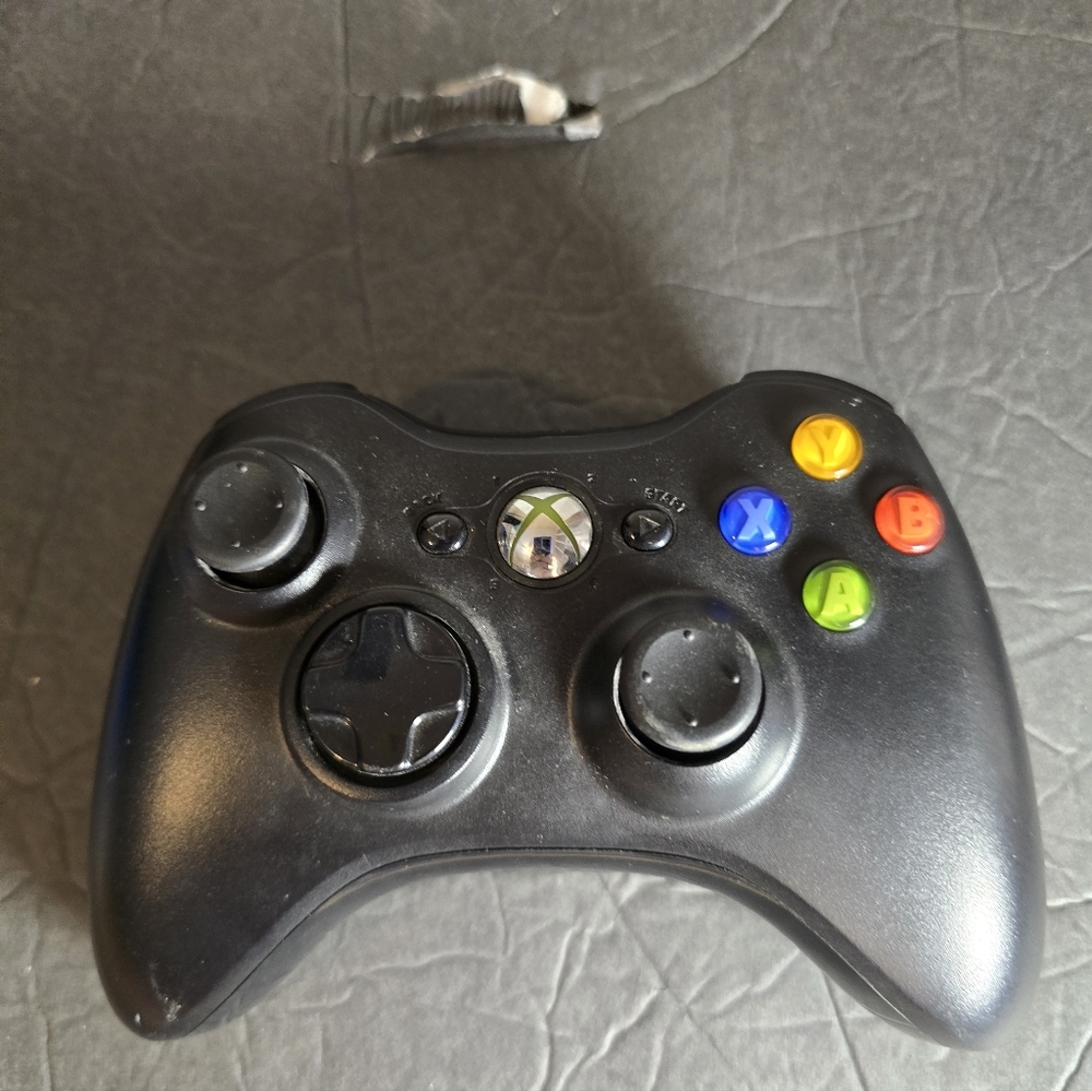 Microsoft Xbox 360 Wireless Game Controller Missing back cover